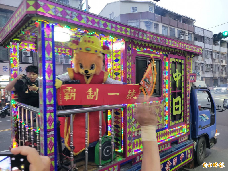 萊恩獅王坐電子琴花車出巡 逾20年冠軍紀念球坐鎮香案