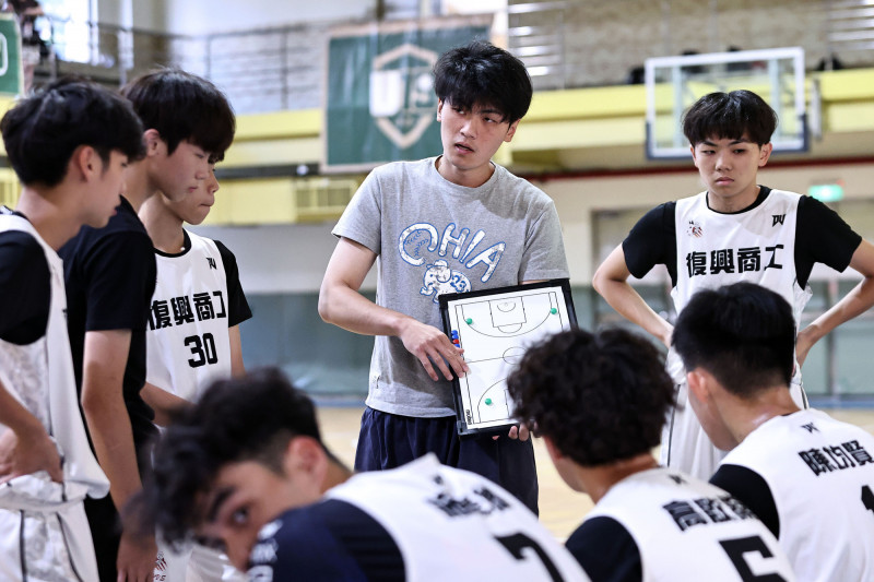 U19籃球聯盟》拚季後賽！復興商工混血中鋒施彥綸狂抓16籃板表現搶眼
