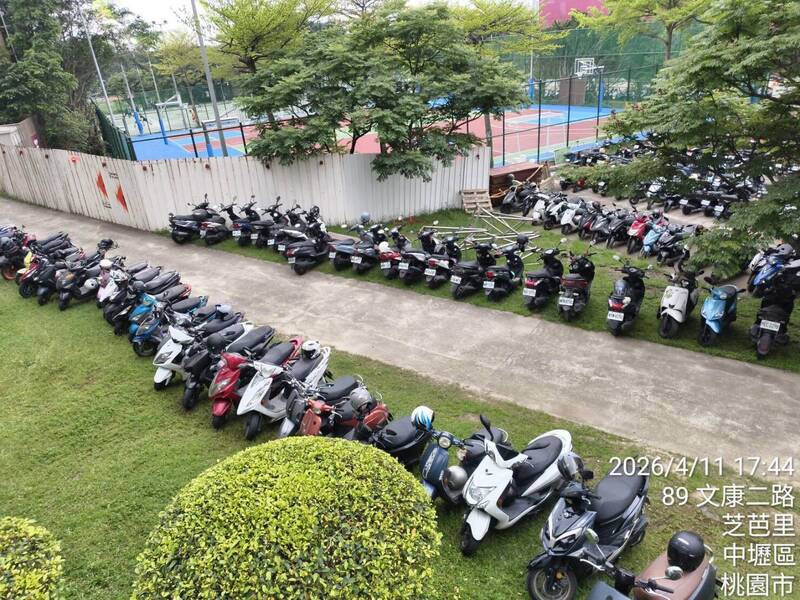 多輛機車擅停桃園樂天棒球場管制區害煙火秀喊卡 網狂罵「欠人拖吊」