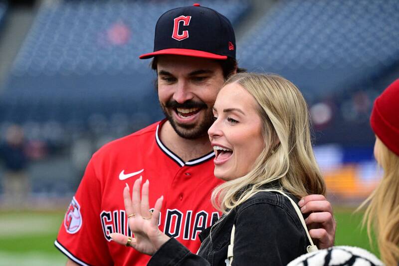 MLB》雙喜臨門！守護者擊敗金鶯奪勝、捕手賽後求婚成功抱得美人歸