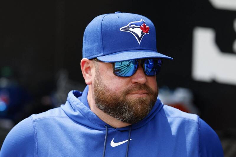 MLB》飛機故障只能搭巴士移動 藍鳥教頭被老將逗趣「訓斥」：我要進法院了