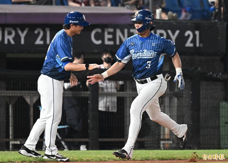 中職》王勝偉一棒寫37年首見紀錄 曾總脫帽：薑是老的辣！