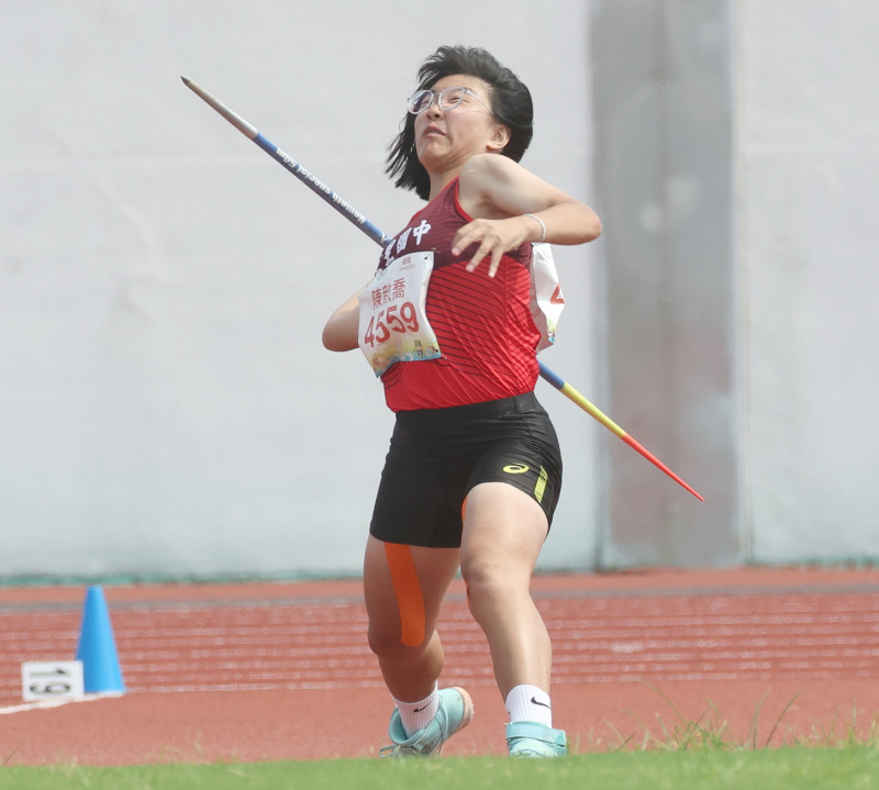 全中運田徑》巧遇偶像鄭兆村 「小香菇」陳歆喬國女標槍首奪金牌