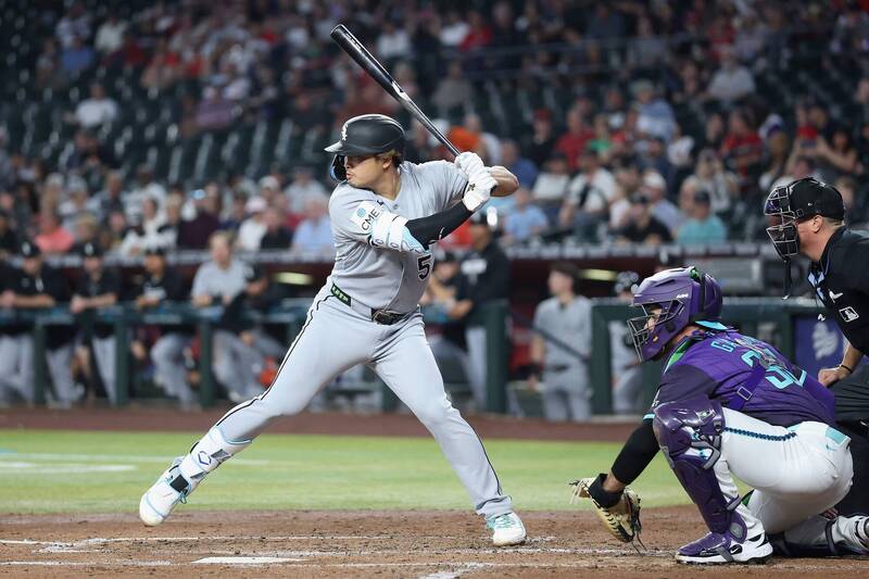 MLB》日本強打村上宗隆連6場敲安、中斷連5場開轟 還秀美技守備