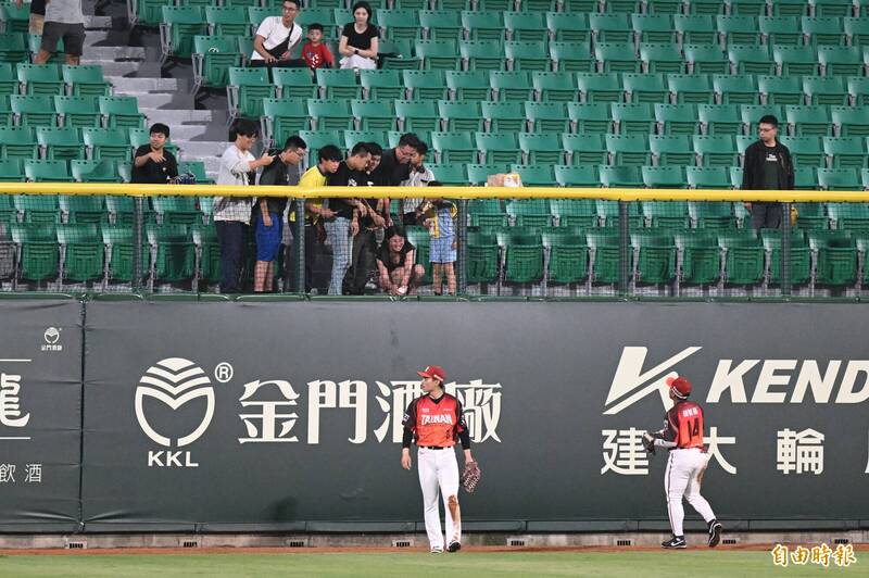 中職》王柏融深遠飛球卡在全壘打牆上 判定場地二壘安打