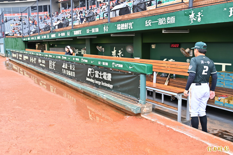 中職 》太扯！亞太成棒主球場又出包 雨後積水未退排水系統失靈凸顯工程瑕疵