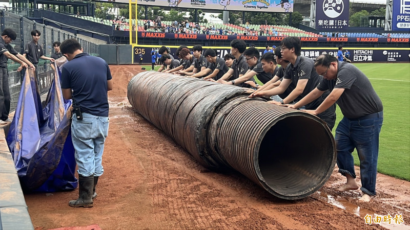 中職》千公斤WBC級天幕帳出動 為台中洲際球場撐起不落雨的天空（圖輯）
