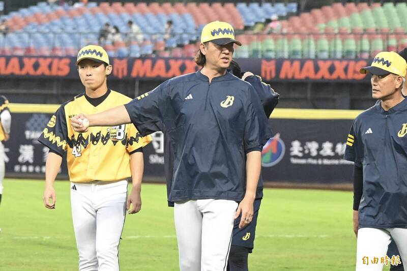 中職》看見王建民上投手丘 兄弟本土王牌不敢置信