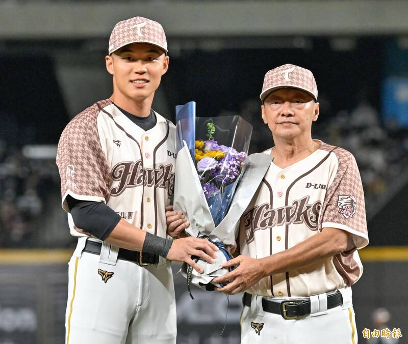 中職》台鋼雄鷹表揚王柏融達成生涯百轟 栗山英樹錄製影片祝賀