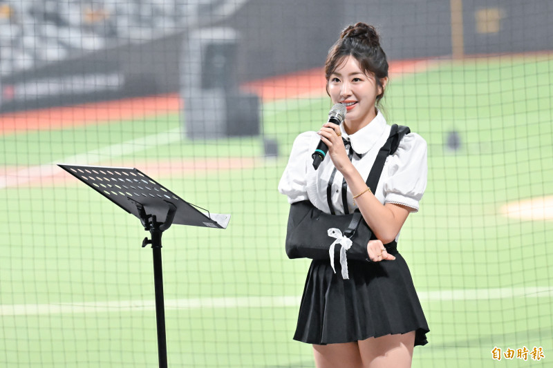 中職》台鋼雄鷹愛心連發 安芝儇帶傷演唱（圖輯）