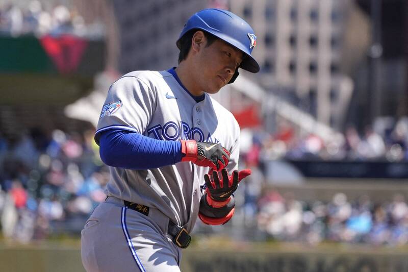MLB》岡本和真453英呎超狂暴力轟！本季第8轟讓隊友看傻：太誇張...