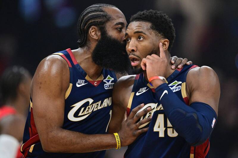 NBA》「我是我,他是他」米契爾關鍵時刻球給哈登 賽後大讚隊友