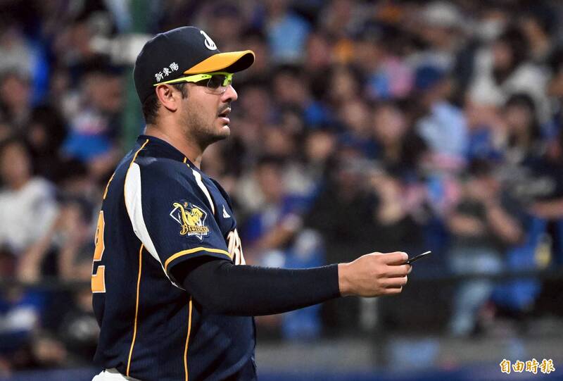 中職》中信兄弟PitchCom掉場內 羅戈卻以為是富邦悍將的