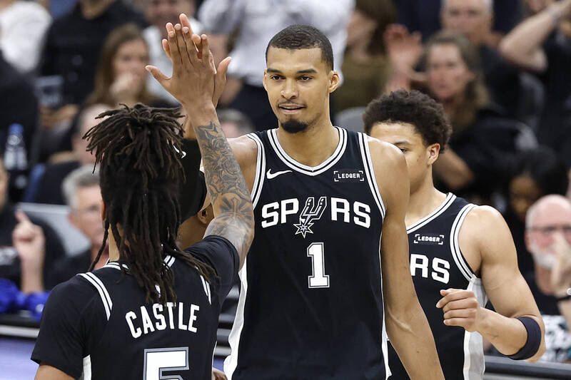 NBA季後賽》上一場被驅逐!溫班亞瑪今砍27分 率馬刺打爆灰狼聽牌