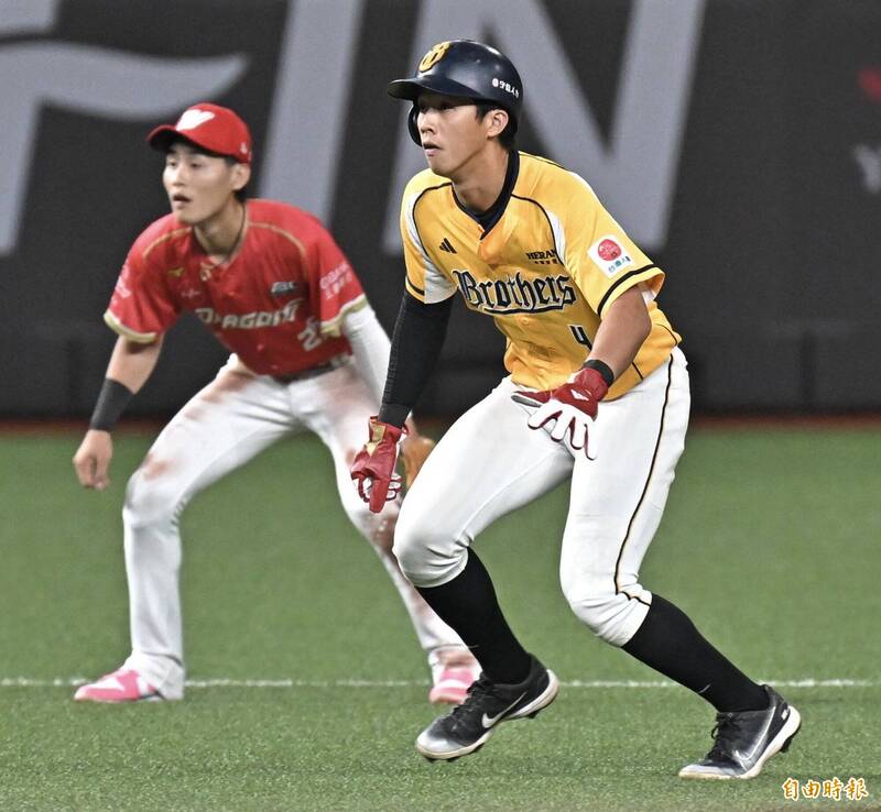中職》兄弟同框一人偷笑、一人嚴肅 張政禹透露「深夜暢聊」內容