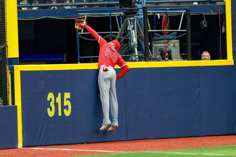 MLB》嘿Siri幫我沒收滿貫砲 天使外野超美技擋下光芒大局