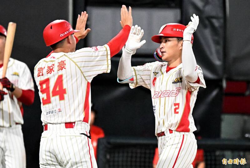 中職》郭天信重要一轟、張政禹盜壘挨球吻不退場 葉總看到選手拚勁