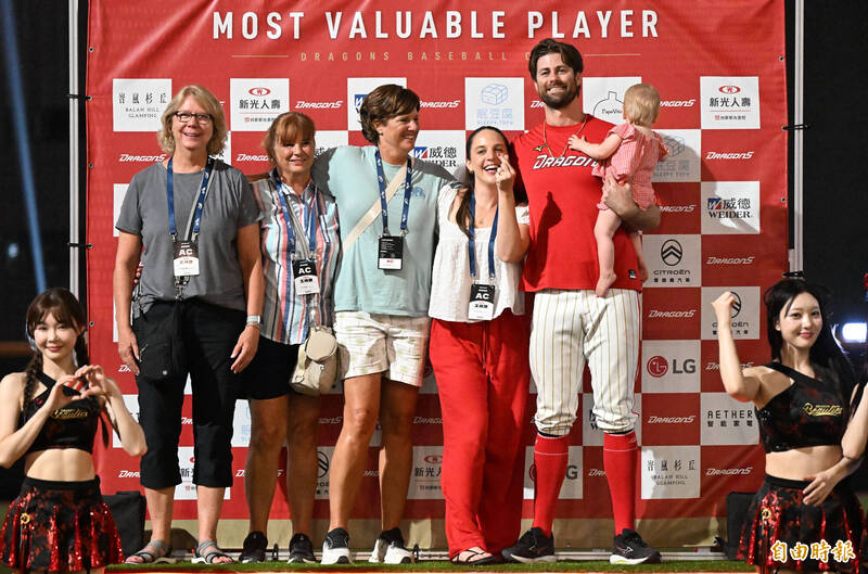 中職》溫馨!蔣銲家人先赴日探望從軍的妹妹 今再見證他勇奪MVP