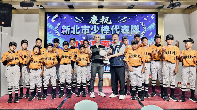 新北之光!中港國小棒球隊勇奪全國冠軍 議長頒獎勵金應援