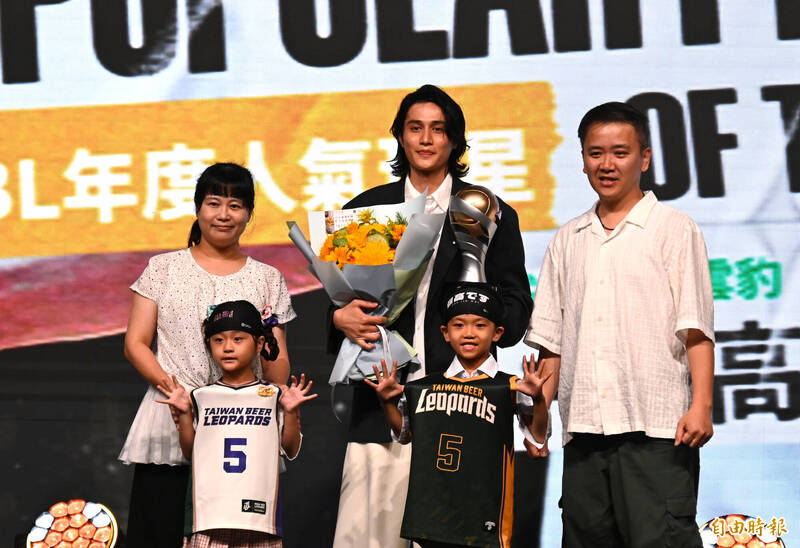 TPBL頒獎典禮》力壓高國豪、阿巴西  高錦瑋榮獲年度MVP