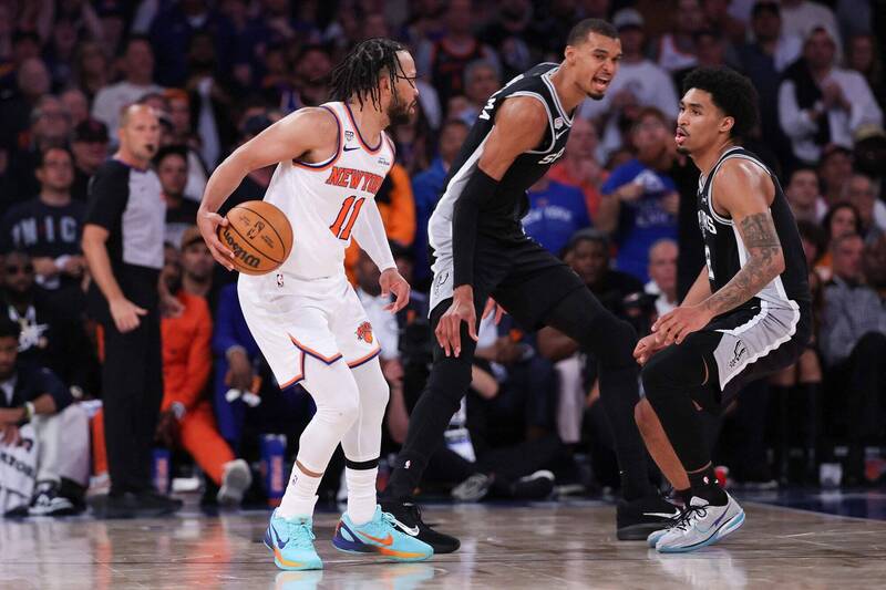 NBA冠軍賽》溫班亞瑪猛推布朗森頭未響哨惹議 川普也說話了