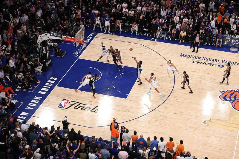 NBA冠軍賽》卡瑟爾關鍵踩線是誤判！ 裁判報告認「尼克犯規馬刺兩罰」