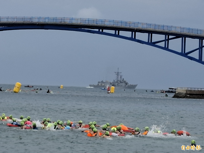泳渡澎湖灣意外驚喜 軍艦現身伴游成為經典畫面