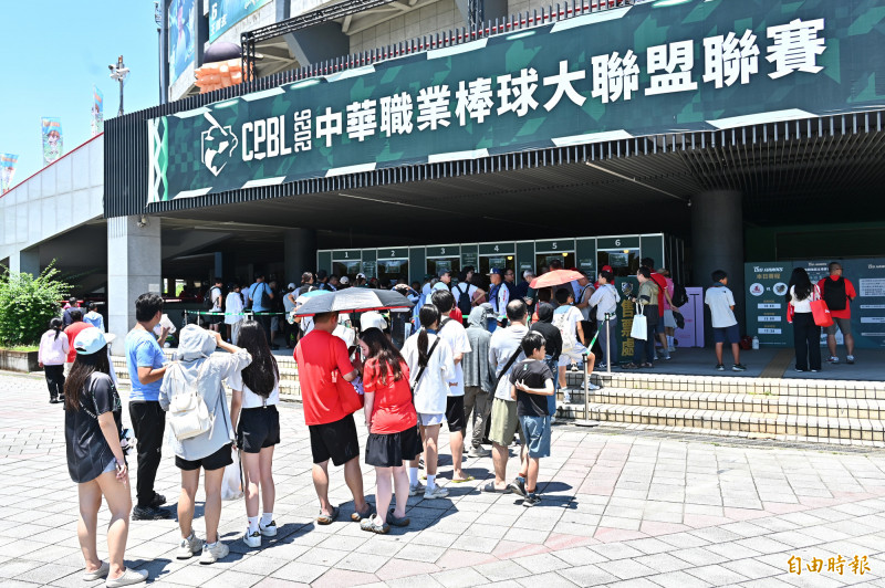 中職》龍迷期待拋下紅色彩帶! 大批球迷提早抵達球場