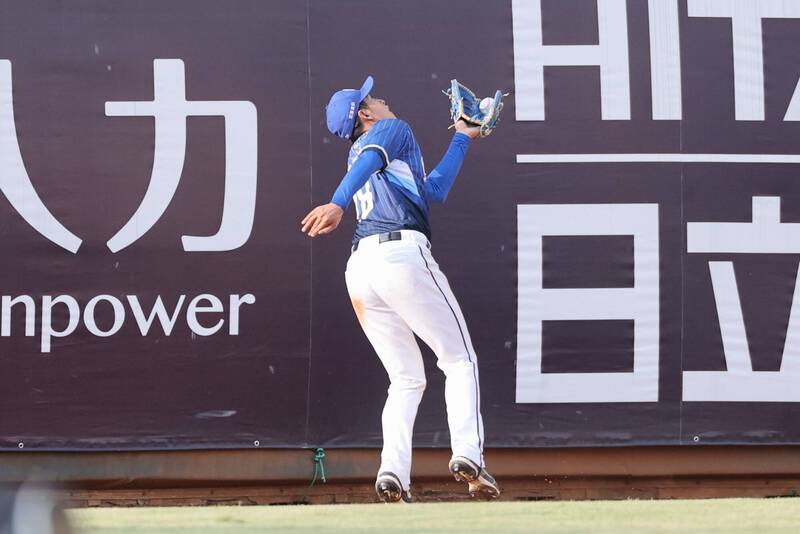 中職》總教練賽前給「Surprise!」董子恩外野初體驗剛練就上