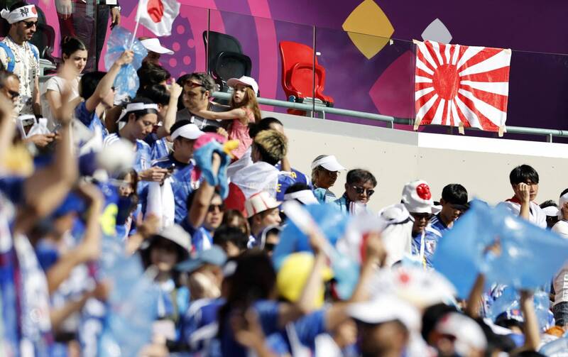 世足》日韓又起爭議了!日本球迷揮舞「旭日旗」 韓媒痛罵:不知羞恥