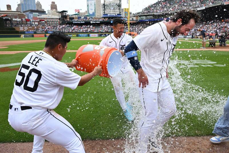 MLB》李灝宇代打猛敲長打追平台灣名將紀錄!幫再見安隊友「洗澡」