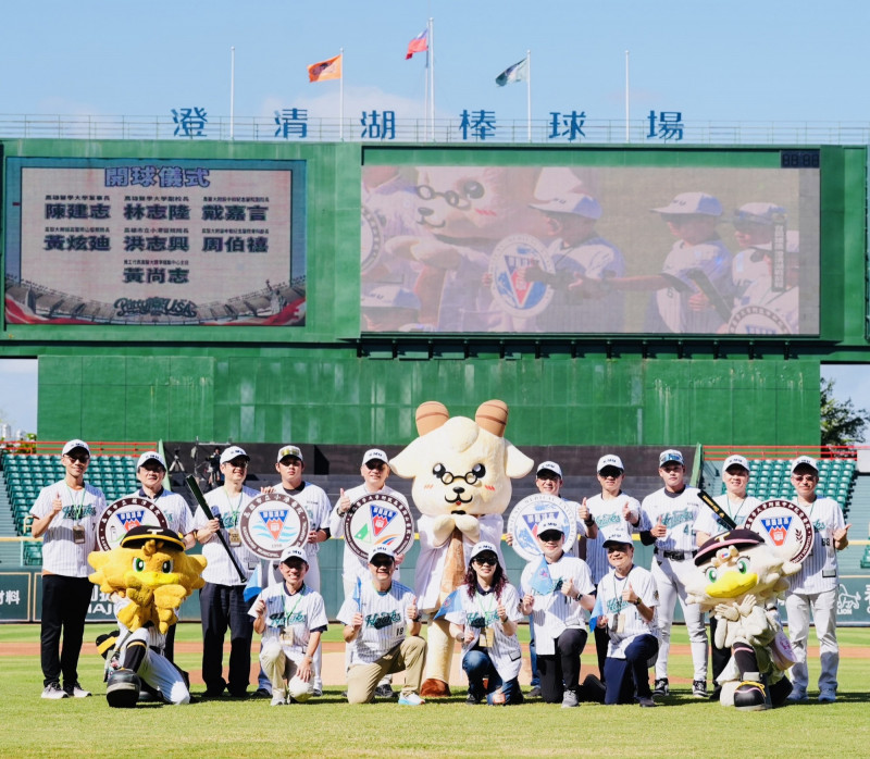 高醫首辦棒球家庭日 號召1700教職員生為台鋼應援
