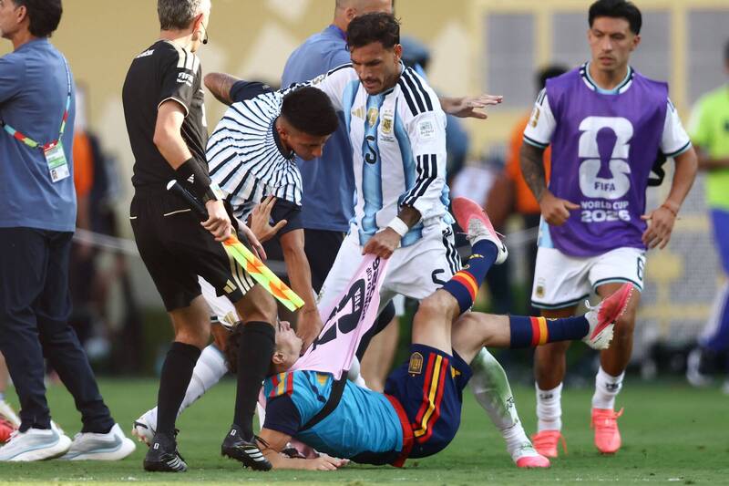 世足》阿根廷輸球後上演「大亂鬥」 FIFA介入調查