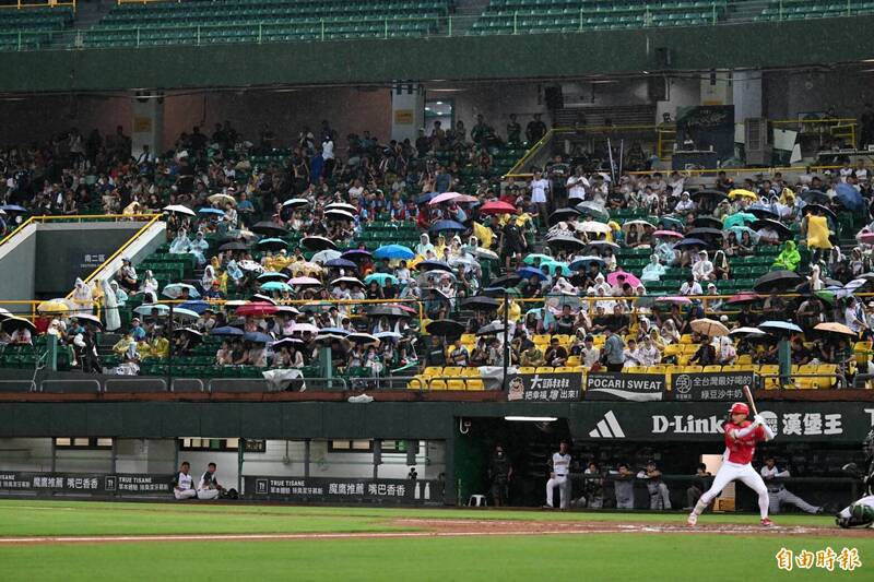 中職》台鋼雄鷹與味全龍之戰 4局上因雨暫停