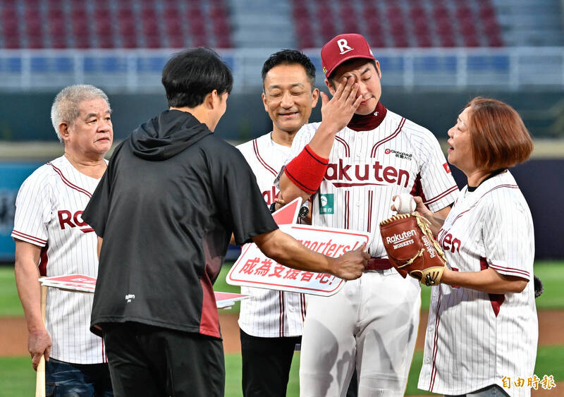 圖輯》神祕嘉賓開球 「阿銀」梁家榮淚灑球場