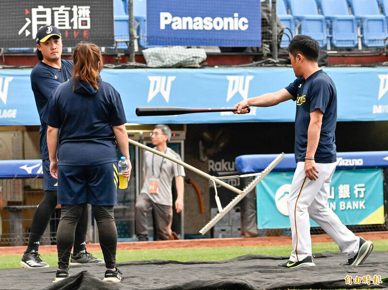 漏網鏡頭》高宇杰打下MVP 賽前打擊練習平野竟遞給他「這根」