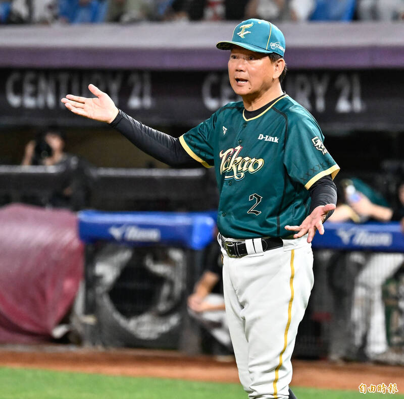 中職》不忍了!主審好球帶引發爭議 洪總場邊開罵收音曝光