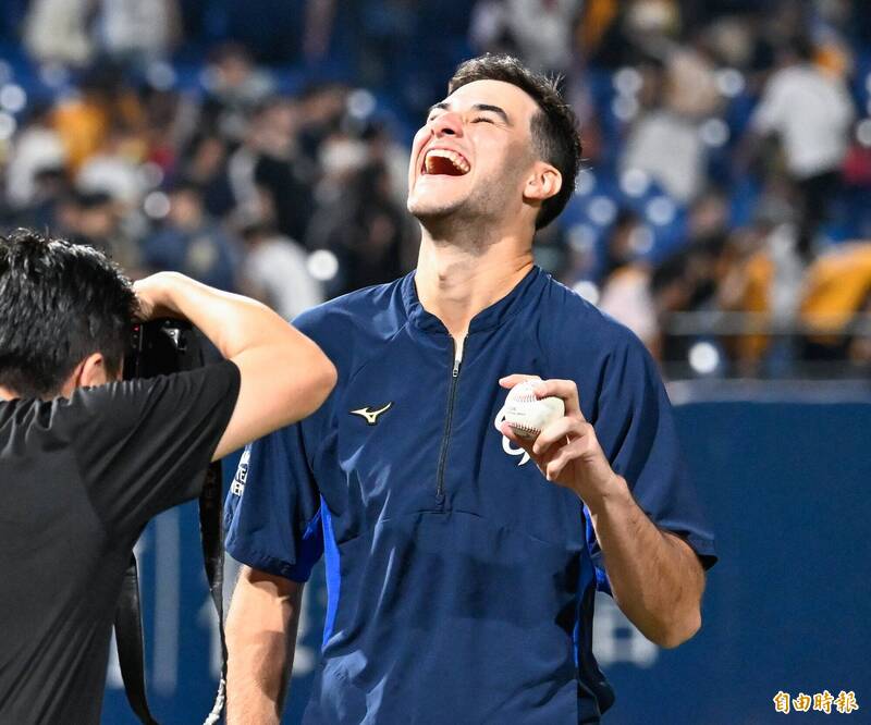 中職》象迷氣勢太狂! 富邦新洋投瑪帝斯首秀遭震撼