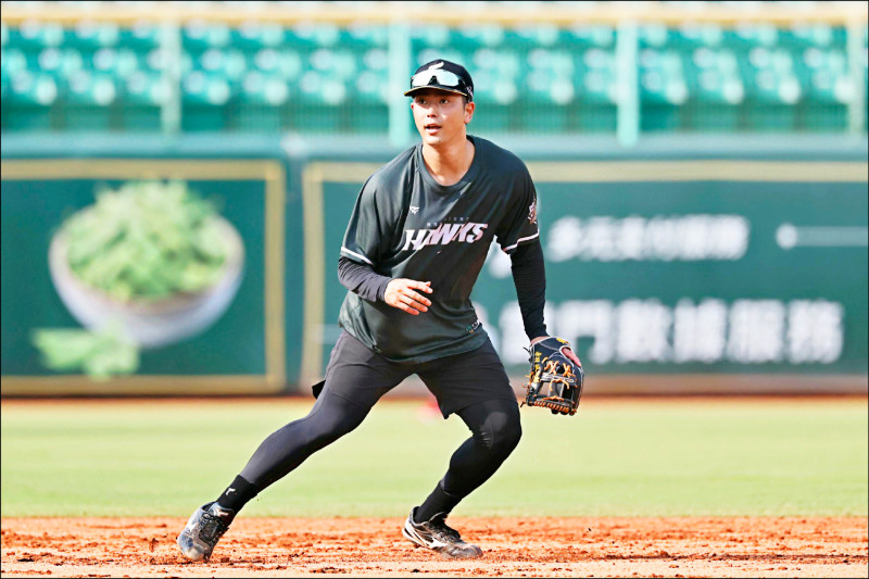 永田無簽約金披鷹袍 召喚資深球迷