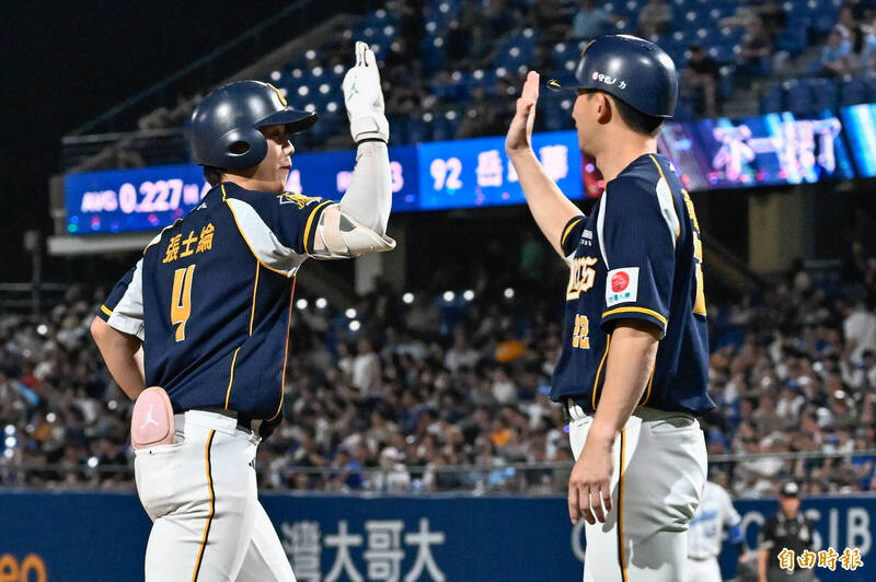 中職》連14場安打兄弟本季最長 平野惠一坦言21歲新星超出預期