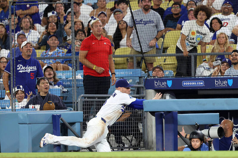MLB》驚悚!道奇MVP強打佛里曼摔落休息區 教頭直呼:逃過一劫