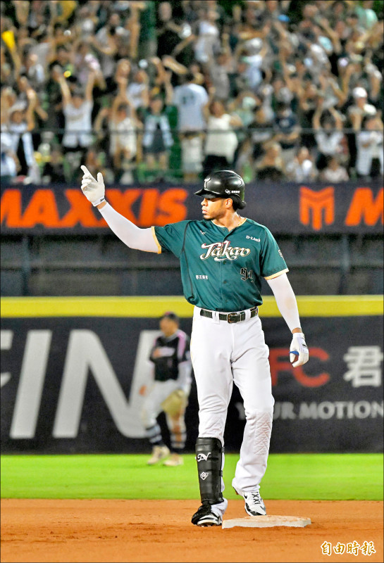 雄鷹終結6連敗 休息室響起勝利聲浪