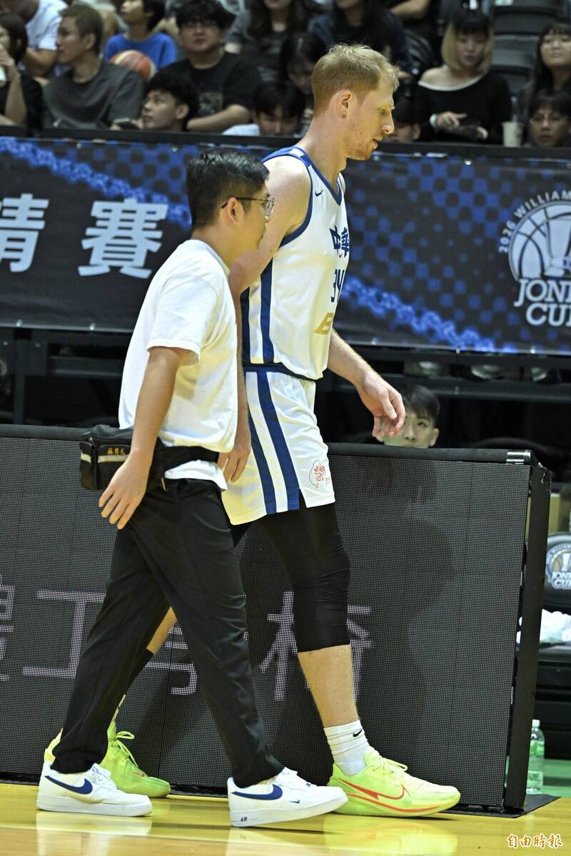 瓊斯盃》台灣藍長人戰力困境 3號位當中鋒搶不到籃板難贏球
