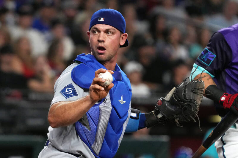 MLB》蹲捕到吐了? 道奇29歲捕手突然身體不適 緊急退場