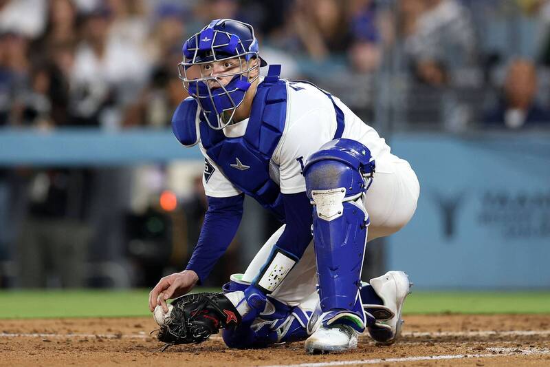 MLB》蹲捕到吐了? 道奇29歲捕手突然身體不適 緊急退場