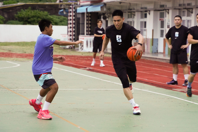 籃球》台灣隊長陳盈駿公益活動前進蘭嶼 邀學弟林俊吉一同參與