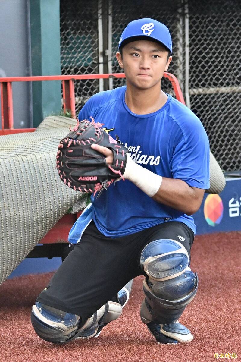 中職》學長親遞首安球還喊「幹掉戴培峰!」盧柏華不好意思笑了