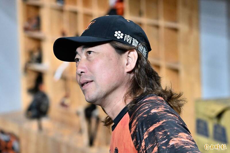 中職》被呂彥青吃死死 餅總怒摔球帽有原因