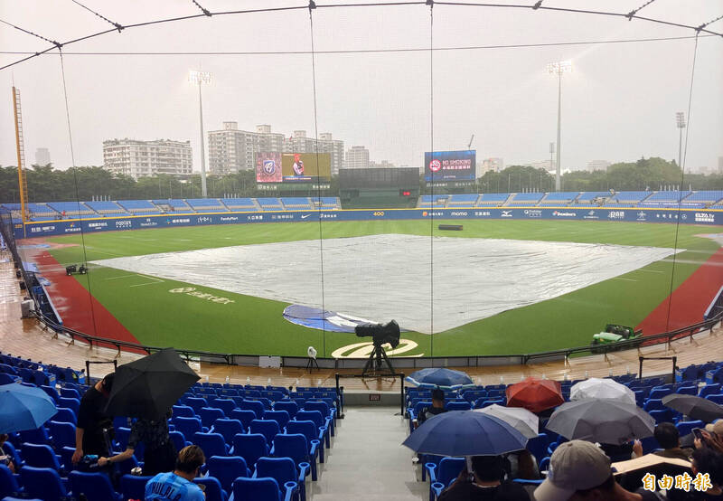 中職》苦等近2小時雨仍不停 富邦《進擊的巨人》主題日連兩天延賽