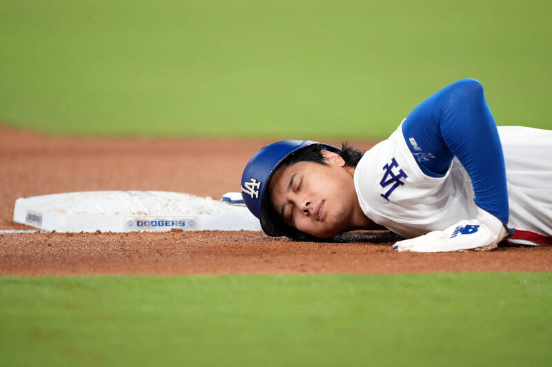 MLB》大谷翔平挨球吻、跑壘急煞後有不適?道奇教頭認為沒有問題